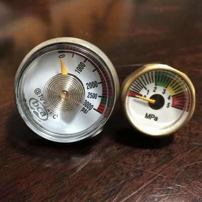 গুরুত্বপূর্ণ নিরাপত্তা এবং লিক-প্রতিরোধী পারফরম্যান্সের জন্য গ্যাস-নির্দিষ্ট ক্রমাঙ্কন সহ শিল্প গ্যাস চাপ পরিমাপক ও মিটার